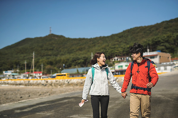 포토 JPG 주간 커플 응시 여자 남자 커플라이프 섬 여행 배낭 대화 미소 사람 상반신 성인 야외 두명 앞모습 30대 마주보기 걷기 손잡기 다정 한국인 인천 선박 성인만 옹진군 국내포토 자연요소 라이프스타일 시선 뷰포인트 컨셉 수상교통 가방 관계 모션 한국 표정 말하기 동양인 장년 파일형식