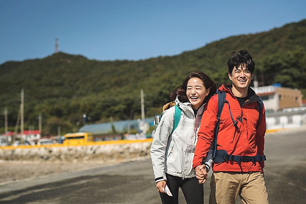 포토 JPG 주간 커플 여자 남자 커플라이프 섬 여행 배낭 미소 사람 상반신 성인 야외 두명 앞모습 30대 걷기 다정 한국인 인천 선박 성인만 옹진군 국내포토 자연요소 라이프스타일 뷰포인트 컨셉 수상교통 가방 관계 모션 한국 표정 동양인 장년 파일형식