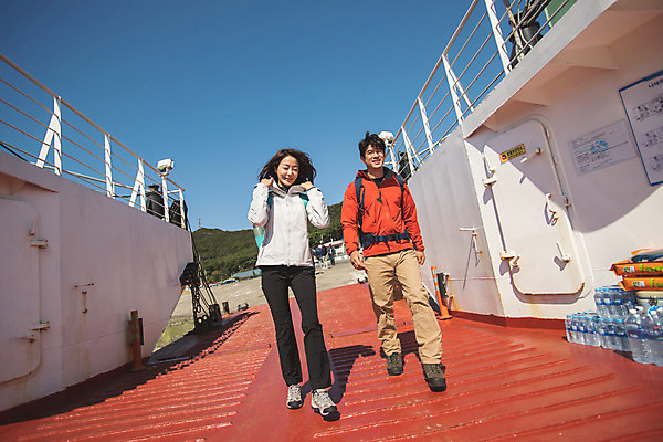 포토 JPG 주간 전신 커플 여자 남자 로우앵글 커플라이프 섬 여행 배낭 미소 사람 성인 야외 두명 앞모습 30대 걷기 다정 한국인 승차 인천 선박 성인만 옹진군 국내포토 자연요소 라이프스타일 뷰포인트 컨셉 수상교통 가방 관계 모션 한국 표정 동양인 장년 파일형식