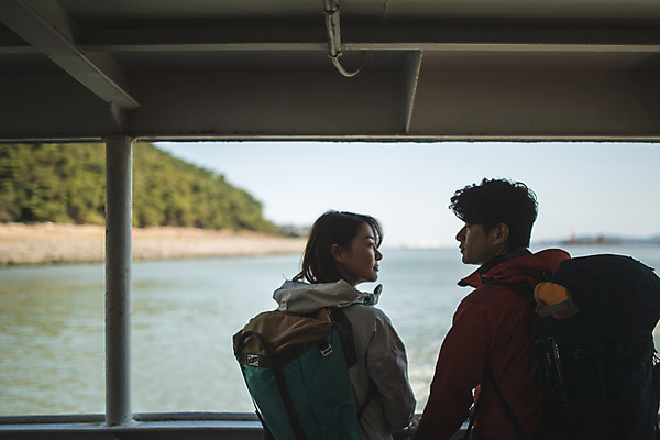포토 JPG 주간 커플 응시 여자 남자 커플라이프 섬 여행 배낭 서기 사람 상반신 성인 야외 두명 뒷모습 30대 다정 한국인 인천 선박 성인만 옹진군 국내포토 자연요소 라이프스타일 시선 뷰포인트 컨셉 수상교통 가방 관계 모션 한국 동양인 장년 파일형식