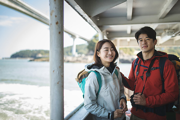 포토 JPG 주간 커플 응시 여자 남자 커플라이프 섬 여행 서기 미소 사람 상반신 성인 야외 두명 앞모습 옆모습 30대 다정 한국인 배 인천 선박 성인만 옹진군 국내포토 자연요소 라이프스타일 시선 뷰포인트 컨셉 수상교통 과일 관계 모션 한국 표정 동양인 장년 파일형식