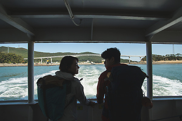 포토 JPG 주간 커플 응시 여자 남자 커플라이프 섬 여행 배낭 서기 사람 동양인 상반신 성인 야외 두명 뒷모습 30대 다정 한국인 인천 선박 성인만 옹진군 국내포토 자연요소 라이프스타일 시선 뷰포인트 컨셉 수상교통 가방 관계 모션 한국 인종 장년 파일형식