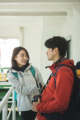 포토 JPG 주간 커플 응시 여자 남자 커플라이프 섬 여행 배낭 서기 미소 들기 사람 상반신 성인 야외 두명 앞모습 옆모습 30대 카메라 다정 한국인 인천 선박 성인만 옹진군 국내포토 자연요소 라이프스타일 시선 뷰포인트 컨셉 수상교통 가방 관계 모션 한국 표정 동양인 장년 전자제품 파일형식