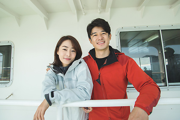 포토 JPG 주간 커플 응시 여자 남자 커플라이프 섬 여행 서기 미소 사람 상반신 성인 야외 두명 앞모습 30대 기댐 다정 한국인 인천 선박 성인만 옹진군 국내포토 자연요소 라이프스타일 시선 뷰포인트 컨셉 수상교통 관계 모션 한국 표정 동양인 장년 파일형식