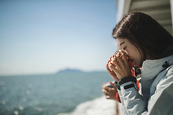 포토 JPG 주간 커플 여자 남자 커피 바다 커플라이프 섬 여행 서기 들기 사람 상반신 성인 야외 두명 옆모습 컵 30대 눈감음 다정 한국인 마시기 인천 선박 성인만 옹진군 국내포토 자연요소 라이프스타일 식기 음료 뷰포인트 컨셉 수상교통 관계 모션 한국 동양인 장년 파일형식