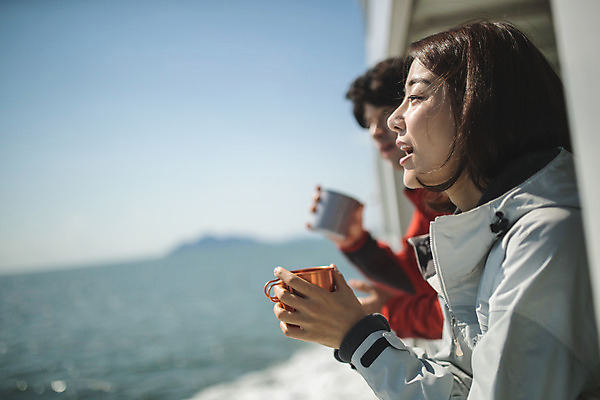포토 JPG 주간 커플 응시 여자 남자 커피 바다 커플라이프 섬 여행 서기 사람 상반신 성인 야외 두명 옆모습 컵 30대 다정 한국인 마시기 잡기 인천 선박 성인만 옹진군 국내포토 자연요소 라이프스타일 식기 시선 음료 뷰포인트 컨셉 수상교통 관계 모션 한국 동양인 장년 파일형식