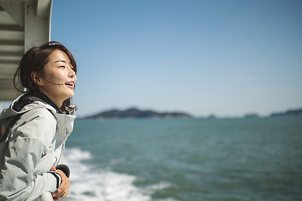 포토 JPG 주간 응시 여자 바다 섬 여행 한명 서기 미소 사람 상반신 성인 야외 옆모습 30대 기댐 한국인 인천 선박 성인여자한명만 옹진군 국내포토 자연요소 1 시선 뷰포인트 수상교통 모션 한국 표정 동양인 장년 여자한명만 성인여자만 파일형식