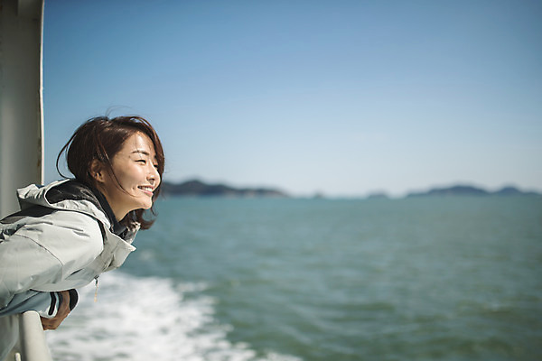 포토 JPG 주간 응시 여자 바다 섬 여행 한명 서기 미소 사람 상반신 성인 야외 옆모습 30대 기댐 한국인 인천 선박 성인여자한명만 옹진군 국내포토 자연요소 1 시선 뷰포인트 수상교통 모션 한국 표정 동양인 장년 여자한명만 성인여자만 파일형식