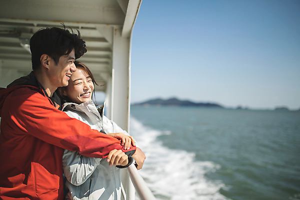 포토 JPG 주간 커플 응시 여자 남자 커플라이프 섬 여행 장난 안기 서기 사람 상반신 성인 야외 두명 옆모습 30대 기댐 다정 한국인 인천 선박 성인만 옹진군 국내포토 자연요소 라이프스타일 시선 뷰포인트 컨셉 수상교통 관계 모션 한국 동양인 장년 파일형식