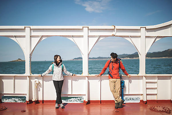 포토 JPG 주간 전신 커플 응시 여자 남자 바다 커플라이프 섬 여행 서기 미소 사람 성인 야외 두명 앞모습 30대 마주보기 기댐 다정 한국인 인천 선박 성인만 옹진군 국내포토 자연요소 라이프스타일 시선 뷰포인트 컨셉 수상교통 관계 모션 한국 표정 동양인 장년 파일형식