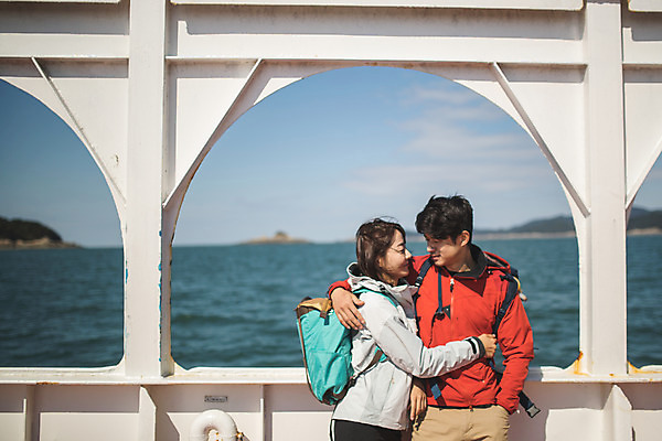 포토 JPG 주간 커플 응시 여자 남자 바다 커플라이프 섬 여행 안기 서기 사람 상반신 성인 야외 두명 앞모습 옆모습 30대 마주보기 기댐 다정 한국인 인천 선박 성인만 옹진군 국내포토 자연요소 라이프스타일 시선 뷰포인트 컨셉 수상교통 관계 모션 한국 동양인 장년 파일형식