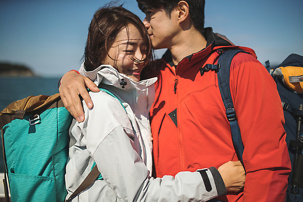 포토 JPG 주간 커플 응시 여자 남자 바다 커플라이프 섬 여행 안기 키스 서기 미소 사람 상반신 성인 야외 두명 옆모습 30대 기댐 다정 한국인 인천 선박 성인만 옹진군 국내포토 자연요소 라이프스타일 시선 뷰포인트 컨셉 수상교통 관계 모션 한국 표정 동양인 장년 애정표현 파일형식