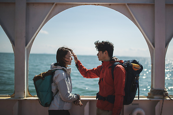 포토 JPG 주간 커플 응시 여자 남자 바다 커플라이프 섬 여행 배낭 서기 사람 상반신 성인 야외 두명 옆모습 30대 머리카락 마주보기 눈감음 다정 한국인 정리 인천 선박 성인만 옹진군 국내포토 자연요소 라이프스타일 시선 뷰포인트 컨셉 수상교통 가방 관계 모션 한국 동양인 장년 머리 파일형식