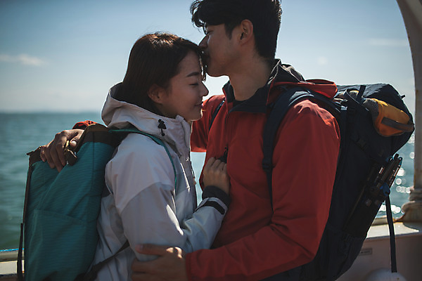 포토 JPG 주간 커플 응시 여자 남자 바다 커플라이프 섬 여행 안기 키스 서기 미소 사람 상반신 성인 야외 두명 옆모습 30대 눈감음 기댐 다정 한국인 인천 선박 성인만 옹진군 국내포토 자연요소 라이프스타일 시선 뷰포인트 컨셉 수상교통 관계 모션 한국 표정 동양인 장년 애정표현 파일형식