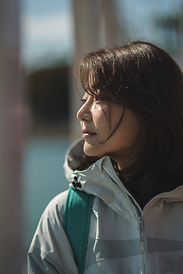 포토 JPG 주간 응시 여자 섬 여행 한명 서기 사람 상반신 성인 야외 옆모습 30대 한국인 인천 선박 성인여자한명만 옹진군 국내포토 자연요소 1 시선 뷰포인트 수상교통 모션 한국 동양인 장년 여자한명만 성인여자만 파일형식