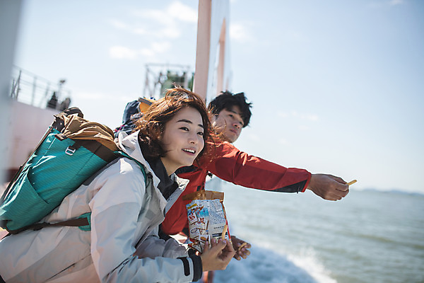 포토 JPG 주간 커플 응시 여자 남자 바다 커플라이프 섬 여행 갈매기 서기 미소 사람 상반신 성인 야외 두명 옆모습 30대 과자 기댐 다정 한국인 주기 인천 선박 성인만 옹진군 국내포토 자연요소 라이프스타일 시선 뷰포인트 컨셉 수상교통 관계 모션 조류 디저트 한국 표정 동양인 장년 파일형식