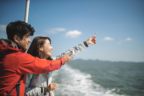 포토 JPG 주간 커플 응시 여자 남자 바다 커플라이프 섬 여행 갈매기 서기 미소 사람 상반신 성인 야외 두명 옆모습 30대 과자 기댐 다정 한국인 주기 인천 선박 성인만 옹진군 국내포토 자연요소 라이프스타일 시선 뷰포인트 컨셉 수상교통 관계 모션 조류 디저트 한국 표정 동양인 장년 파일형식