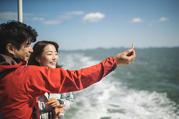 포토 JPG 주간 커플 응시 여자 남자 바다 커플라이프 섬 여행 갈매기 서기 미소 사람 상반신 성인 야외 두명 옆모습 30대 과자 기댐 다정 한국인 주기 인천 선박 성인만 옹진군 국내포토 자연요소 라이프스타일 시선 뷰포인트 컨셉 수상교통 관계 모션 조류 디저트 한국 표정 동양인 장년 파일형식