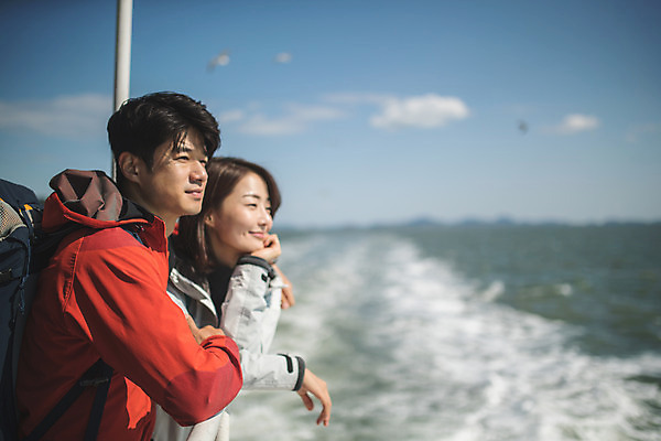포토 JPG 주간 커플 응시 여자 남자 바다 커플라이프 섬 여행 갈매기 서기 미소 사람 상반신 성인 야외 두명 옆모습 30대 턱괴기 다정 한국인 인천 선박 성인만 옹진군 국내포토 자연요소 라이프스타일 시선 뷰포인트 컨셉 수상교통 관계 모션 조류 한국 표정 동양인 장년 파일형식