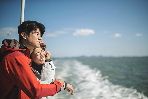 포토 JPG 주간 커플 응시 여자 남자 바다 커플라이프 섬 여행 장난 안기 서기 미소 사람 상반신 성인 야외 두명 옆모습 30대 기댐 다정 한국인 인천 선박 성인만 옹진군 국내포토 자연요소 라이프스타일 시선 뷰포인트 컨셉 수상교통 관계 모션 한국 표정 동양인 장년 파일형식