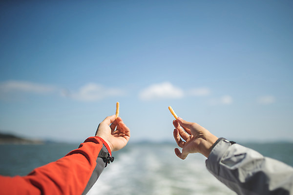 포토 JPG 주간 손 커플 여자 남자 바다 커플라이프 섬 여행 갈매기 서기 들기 사람 성인 야외 두명 아웃포커스 신체부위 30대 과자 다정 한국인 잡기 주기 인천 선박 성인만 옹진군 국내포토 자연요소 라이프스타일 컨셉 수상교통 관계 모션 조류 디저트 한국 촬영기법 동양인 장년 파일형식