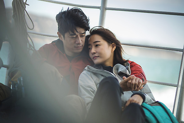 포토 JPG 주간 커플 응시 여자 남자 바다 커플라이프 섬 여행 휴식 사람 앉기 상반신 성인 야외 두명 앞모습 아웃포커스 30대 손잡기 기댐 다정 한국인 인천 선박 성인만 옹진군 국내포토 자연요소 라이프스타일 시선 뷰포인트 컨셉 수상교통 관계 모션 한국 촬영기법 동양인 장년 파일형식