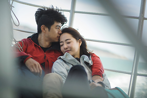 포토 JPG 주간 커플 응시 여자 남자 바다 커플라이프 섬 여행 휴식 키스 사람 앉기 상반신 성인 야외 두명 앞모습 아웃포커스 30대 눈감음 손잡기 기댐 다정 한국인 인천 선박 성인만 옹진군 국내포토 자연요소 라이프스타일 시선 뷰포인트 컨셉 수상교통 관계 모션 한국 촬영기법 동양인 장년 애정표현 파일형식