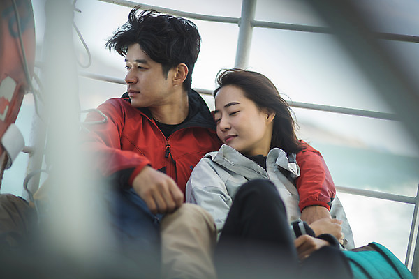 포토 JPG 주간 커플 응시 여자 남자 커플라이프 섬 여행 휴식 사람 앉기 상반신 성인 야외 두명 앞모습 아웃포커스 30대 눈감음 손잡기 기댐 다정 한국인 인천 선박 성인만 옹진군 국내포토 자연요소 라이프스타일 시선 뷰포인트 컨셉 수상교통 관계 모션 한국 촬영기법 동양인 장년 파일형식 아시아 교통수단 인종 생활 나라 교통