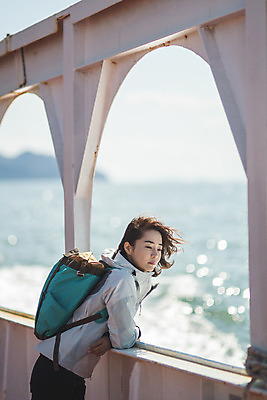 포토 JPG 주간 응시 여자 바다 섬 여행 생각 배낭 한명 서기 사람 상반신 성인 야외 옆모습 30대 기댐 한국인 인천 선박 성인여자한명만 옹진군 국내포토 자연요소 1 시선 뷰포인트 수상교통 가방 모션 한국 동양인 장년 여자한명만 성인여자만 파일형식 잡화 아시아 교통수단 인종 여자만 성인만 나라 교통