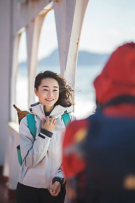 포토 JPG 주간 커플 응시 여자 남자 바다 커플라이프 섬 여행 배낭 서기 미소 사람 상반신 성인 야외 두명 앞모습 뒷모습 30대 다정 한국인 인천 선박 성인만 옹진군 국내포토 자연요소 라이프스타일 시선 뷰포인트 컨셉 수상교통 가방 관계 모션 한국 표정 동양인 장년 파일형식