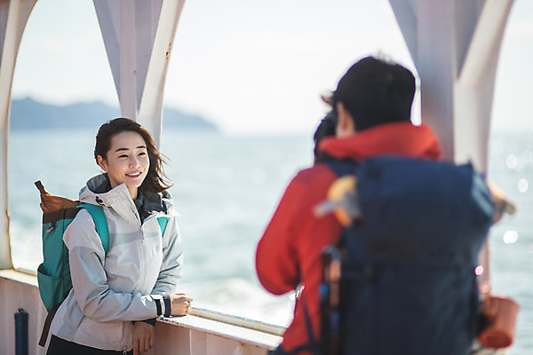 포토 JPG 주간 커플 응시 여자 남자 바다 커플라이프 섬 여행 배낭 서기 미소 사람 상반신 성인 야외 두명 앞모습 뒷모습 아웃포커스 30대 카메라 사진촬영 촬영 다정 한국인 인천 선박 성인만 옹진군 국내포토 자연요소 라이프스타일 시선 뷰포인트 컨셉 수상교통 가방 관계 모션 한국 촬영기법 표정 동양인 장년 전자제품 파일형식