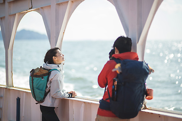포토 JPG 주간 커플 여자 남자 바다 커플라이프 섬 여행 포즈 배낭 서기 미소 사람 상반신 성인 야외 두명 옆모습 뒷모습 30대 카메라 눈감음 촬영 다정 한국인 인천 선박 성인만 옹진군 국내포토 자연요소 라이프스타일 뷰포인트 컨셉 수상교통 가방 관계 모션 한국 표정 동양인 장년 전자제품 파일형식
