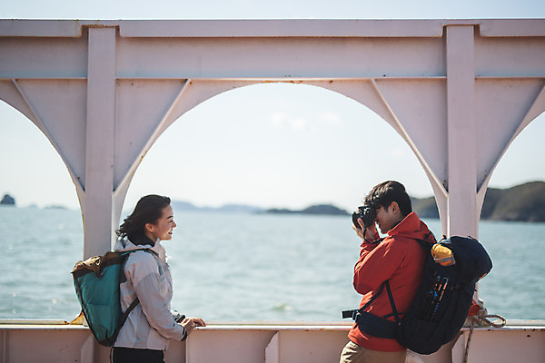 포토 JPG 주간 커플 여자 남자 바다 커플라이프 섬 여행 포즈 배낭 서기 미소 사람 상반신 성인 야외 두명 옆모습 30대 카메라 눈감음 촬영 다정 한국인 인천 선박 성인만 옹진군 국내포토 자연요소 라이프스타일 뷰포인트 컨셉 수상교통 가방 관계 모션 한국 표정 동양인 장년 전자제품 파일형식