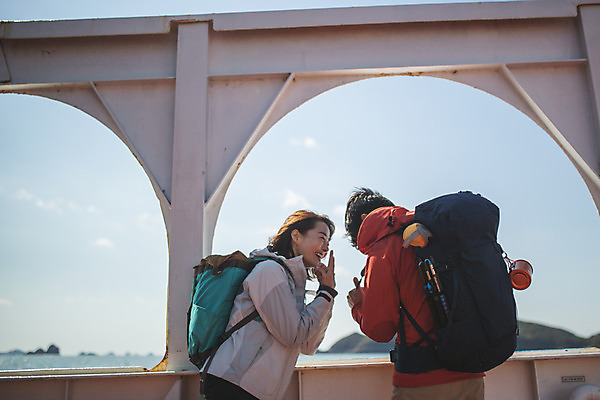 포토 JPG 주간 커플 여자 남자 바다 커플라이프 섬 여행 배낭 미소 사람 동양인 상반신 성인 야외 두명 옆모습 30대 카메라 다정 한국인 확인 인천 선박 성인만 옹진군 국내포토 자연요소 라이프스타일 뷰포인트 컨셉 수상교통 가방 관계 한국 표정 인종 장년 전자제품 파일형식