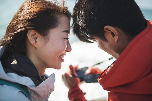 포토 JPG 주간 커플 여자 남자 커플라이프 섬 여행 배낭 서기 미소 사람 상반신 성인 야외 두명 옆모습 30대 카메라 다정 한국인 확인 인천 선박 성인만 옹진군 국내포토 자연요소 라이프스타일 뷰포인트 컨셉 수상교통 가방 관계 모션 한국 표정 동양인 장년 전자제품 파일형식