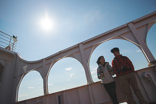 포토 JPG 주간 커플 여자 남자 바다 로우앵글 커플라이프 섬 여행 배낭 서기 사람 상반신 성인 야외 두명 앞모습 30대 카메라 기댐 다정 한국인 주머니손 인천 선박 성인만 옹진군 국내포토 자연요소 라이프스타일 뷰포인트 컨셉 수상교통 가방 관계 모션 한국 동양인 장년 전자제품 파일형식