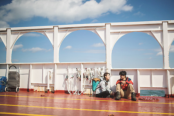포토 JPG 주간 전신 커플 응시 여자 남자 바다 커플라이프 섬 여행 배낭 사람 성인 야외 두명 앞모습 옆모습 30대 마주보기 다정 한국인 인천 선박 성인만 옹진군 국내포토 자연요소 라이프스타일 시선 뷰포인트 컨셉 수상교통 가방 관계 모션 한국 동양인 장년 파일형식