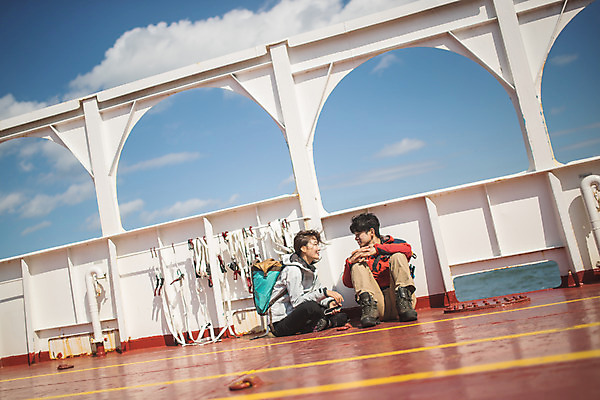 포토 JPG 주간 전신 커플 응시 여자 남자 바다 커플라이프 섬 여행 배낭 사람 앉기 성인 야외 두명 앞모습 옆모습 30대 마주보기 다정 한국인 인천 선박 성인만 옹진군 국내포토 자연요소 라이프스타일 시선 뷰포인트 컨셉 수상교통 가방 관계 모션 한국 동양인 장년 파일형식