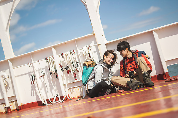 포토 JPG 주간 전신 커플 응시 여자 남자 바다 커플라이프 섬 여행 배낭 사람 앉기 성인 야외 두명 앞모습 옆모습 30대 카메라 다정 한국인 잡기 인천 선박 성인만 옹진군 국내포토 자연요소 라이프스타일 시선 뷰포인트 컨셉 수상교통 가방 관계 모션 한국 동양인 장년 전자제품 파일형식