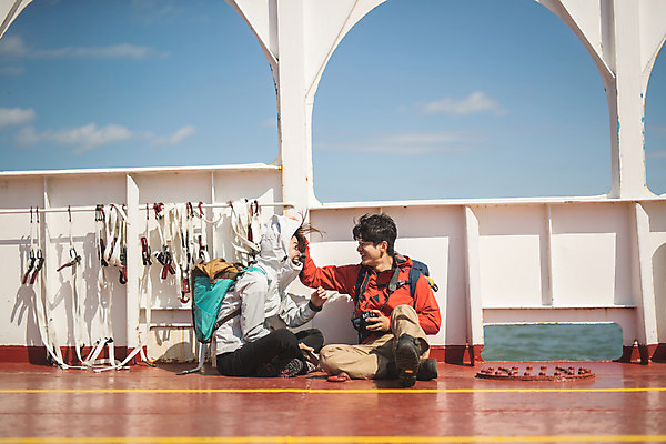 포토 JPG 주간 전신 커플 응시 여자 남자 바다 커플라이프 섬 여행 장난 배낭 미소 사람 앉기 성인 야외 두명 앞모습 옆모습 30대 카메라 다정 한국인 잡기 인천 선박 성인만 옹진군 국내포토 자연요소 라이프스타일 시선 뷰포인트 컨셉 수상교통 가방 관계 모션 한국 표정 동양인 장년 전자제품 파일형식