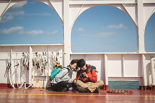 포토 JPG 주간 전신 커플 응시 여자 남자 바다 커플라이프 섬 여행 배낭 미소 사람 앉기 성인 야외 두명 앞모습 옆모습 30대 카메라 다정 한국인 확인 인천 선박 성인만 옹진군 국내포토 자연요소 라이프스타일 시선 뷰포인트 컨셉 수상교통 가방 관계 모션 한국 표정 동양인 장년 전자제품 파일형식