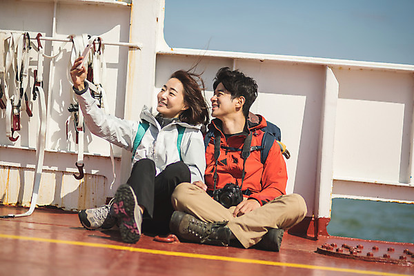 포토 JPG 주간 전신 커플 응시 여자 남자 바다 커플라이프 섬 여행 배낭 미소 사람 앉기 성인 야외 두명 앞모습 30대 스마트폰 사진촬영 다정 한국인 셀프카메라 인천 선박 성인만 옹진군 국내포토 자연요소 라이프스타일 시선 뷰포인트 컨셉 수상교통 가방 관계 모션 한국 표정 동양인 장년 핸드폰 스마트기기 촬영 파일형식