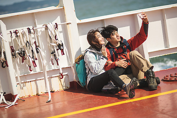 포토 JPG 주간 전신 커플 응시 여자 남자 바다 커플라이프 섬 여행 배낭 미소 사람 앉기 성인 야외 두명 앞모습 30대 스마트폰 사진촬영 다정 한국인 인천 셀카봉 선박 성인만 옹진군 국내포토 자연요소 라이프스타일 시선 뷰포인트 컨셉 수상교통 가방 관계 모션 한국 표정 동양인 장년 핸드폰 스마트기기 촬영 파일형식