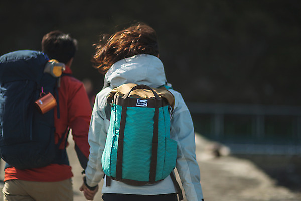 포토 JPG 주간 커플 여자 남자 바다 커플라이프 섬 여행 배낭 사람 상반신 성인 야외 두명 뒷모습 30대 걷기 손잡기 다정 한국인 인천 성인만 옹진군 국내포토 자연요소 라이프스타일 뷰포인트 컨셉 가방 관계 모션 한국 동양인 장년 파일형식