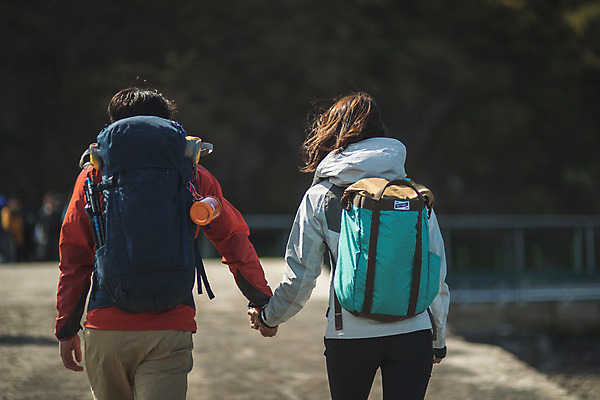 포토 JPG 주간 커플 여자 남자 바다 커플라이프 섬 여행 배낭 사람 상반신 성인 야외 두명 뒷모습 30대 걷기 손잡기 다정 한국인 인천 성인만 옹진군 국내포토 자연요소 라이프스타일 뷰포인트 컨셉 가방 관계 모션 한국 동양인 장년 파일형식