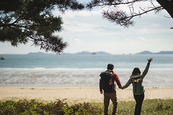 포토 JPG 주간 커플 여자 남자 바다 커플라이프 섬 여행 배낭 사람 상반신 성인 야외 두명 뒷모습 30대 손들기 걷기 손잡기 다정 한국인 즐거움 인천 성인만 옹진군 국내포토 자연요소 라이프스타일 감정 뷰포인트 컨셉 가방 관계 모션 한국 동양인 장년 파일형식