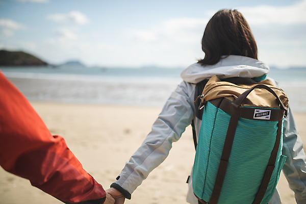포토 JPG 주간 커플 여자 남자 바다 커플라이프 섬 여행 배낭 사람 상반신 성인 야외 두명 뒷모습 30대 걷기 손잡기 다정 한국인 인천 성인만 옹진군 국내포토 자연요소 라이프스타일 뷰포인트 컨셉 가방 관계 모션 한국 동양인 장년 파일형식
