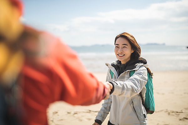 포토 JPG 주간 커플 여자 남자 바다 커플라이프 섬 여행 배낭 미소 사람 상반신 성인 야외 두명 앞모습 아웃포커스 30대 마주보기 걷기 손잡기 다정 한국인 인천 성인만 옹진군 국내포토 자연요소 라이프스타일 뷰포인트 컨셉 가방 관계 모션 한국 촬영기법 표정 동양인 장년 파일형식 잡화 아시아 인종 생활 나라