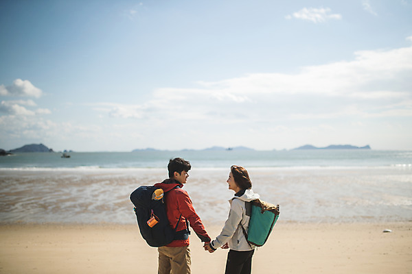 포토 JPG 주간 커플 여자 남자 바다 커플라이프 섬 여행 배낭 서기 미소 사람 상반신 성인 야외 두명 뒷모습 30대 마주보기 손잡기 다정 한국인 인천 성인만 옹진군 국내포토 자연요소 라이프스타일 뷰포인트 컨셉 가방 관계 모션 한국 표정 동양인 장년 파일형식