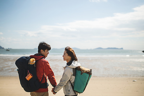 포토 JPG 주간 커플 여자 남자 바다 커플라이프 섬 여행 배낭 서기 미소 사람 상반신 성인 야외 두명 뒷모습 30대 마주보기 손잡기 다정 한국인 인천 성인만 옹진군 국내포토 자연요소 라이프스타일 뷰포인트 컨셉 가방 관계 모션 한국 표정 동양인 장년 파일형식 잡화 아시아 인종 생활 나라
